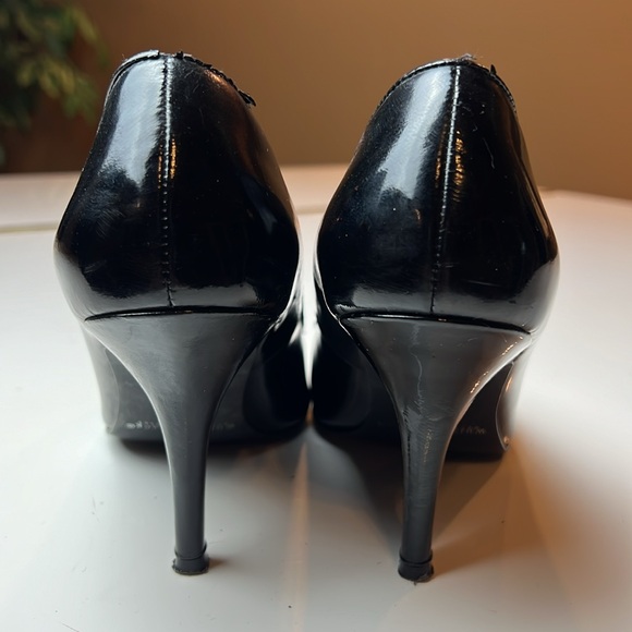 🖤WHITE HOUSE BLACK MARKET SHINY BLACK LEATHER 4’ HEELS SIZE 7 MEDIUM 🖤 - Picture 8 of 16
